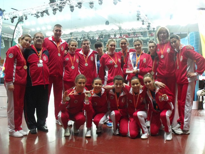 Grupna sa medaljama.jpg